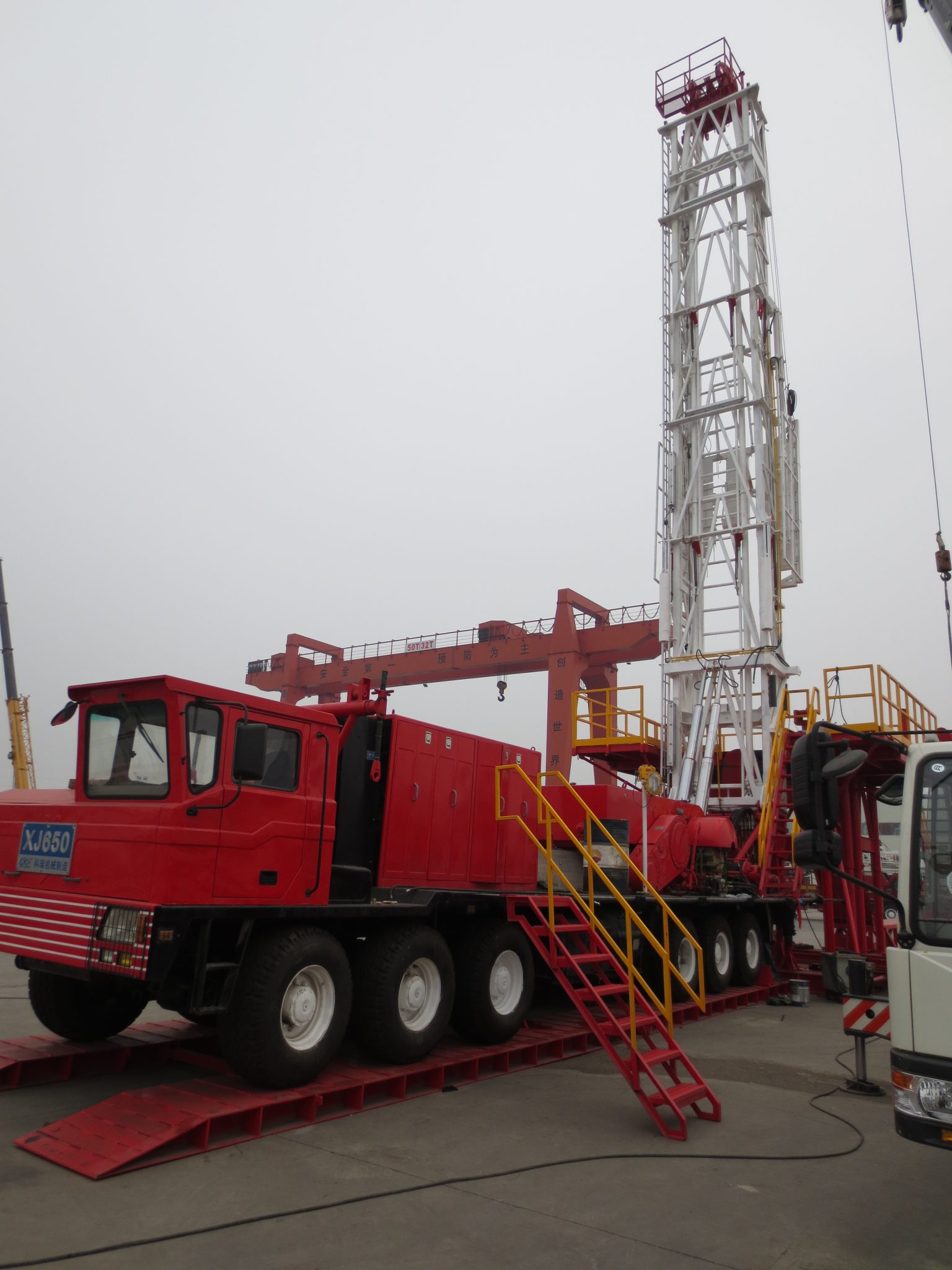 Oilfield Drilling Rig New integrated automatic type workover rig 550HP/1350KN & 650HP/1600KN